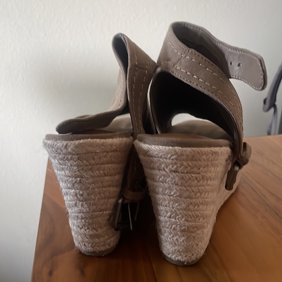 Universal thread size 8— only worn once!!! - Picture 3 of 4